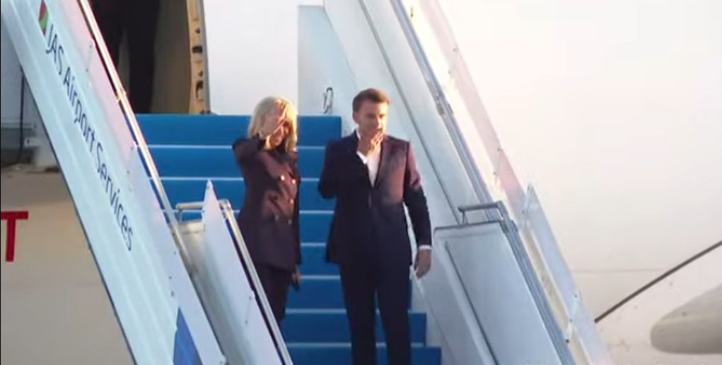 Kunjungan Diplomatik yang Berkesan: Momen "Kiss Bye" Presiden Macron Menutup Lawatannya di Indonesia